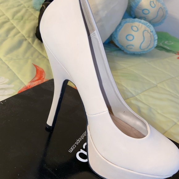 Heels - Picture 1 of 7